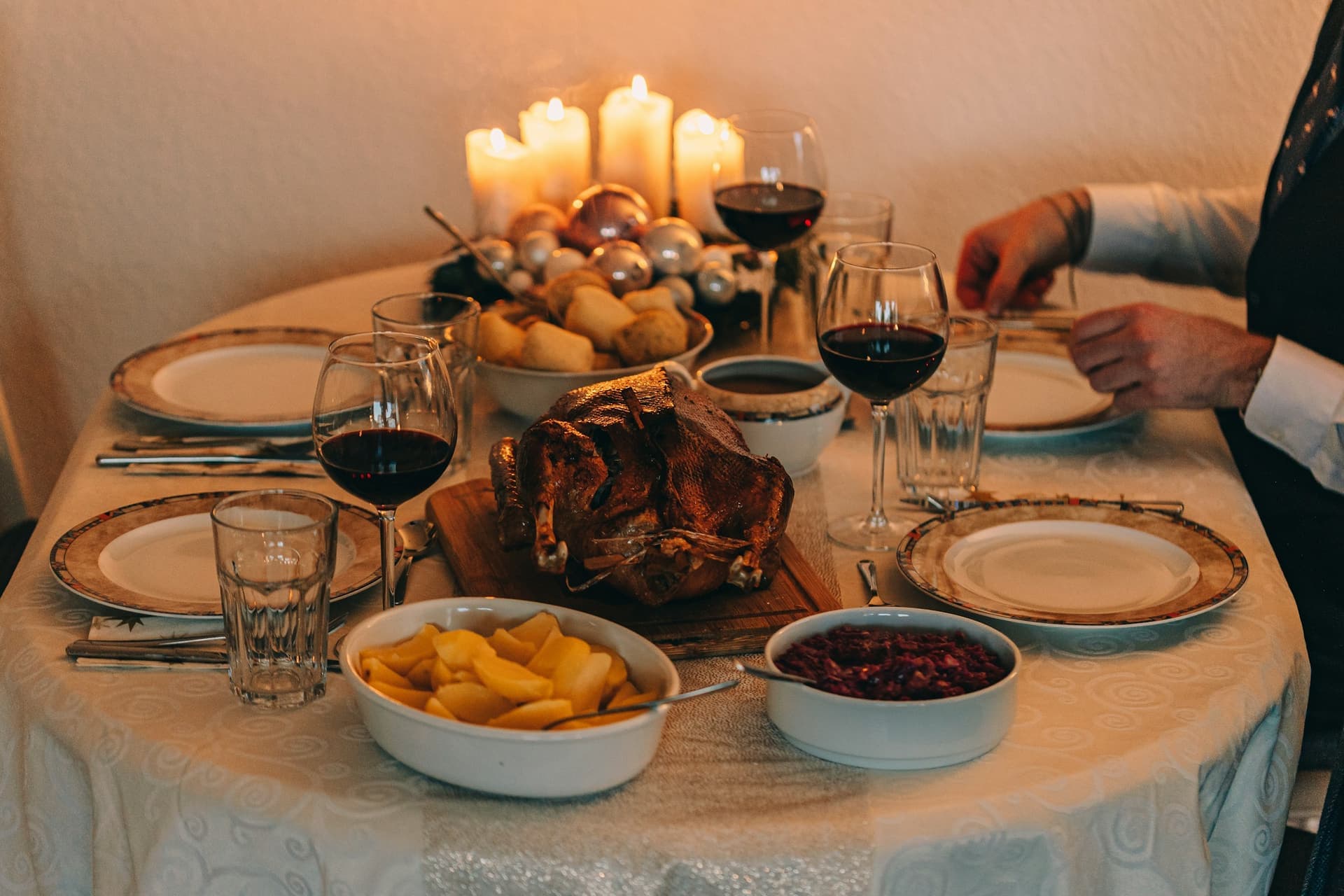 An American host family welcoming a student from Sweden
