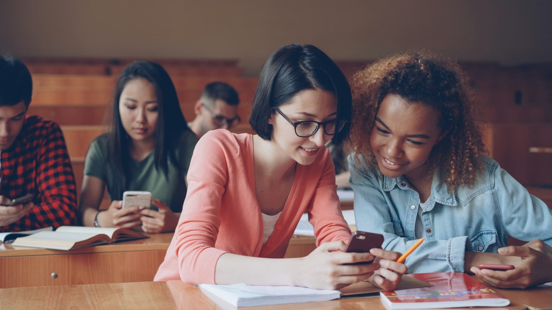 International high school students experiencing American campus life